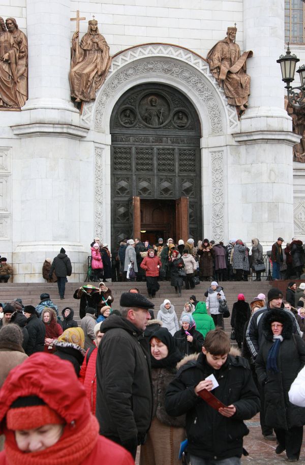 Russians spend 15 hours in line to main Christian shrine - Sputnik International