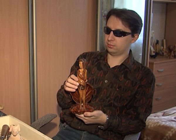 Blind artist carves wooden figurines - Sputnik International