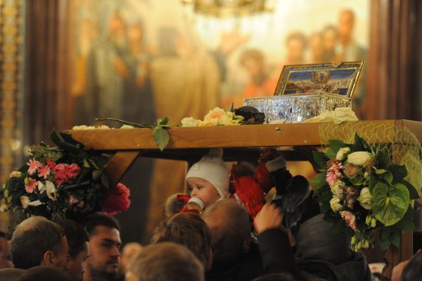 Believers from central Russian regions, as well as from other former Soviet states, have poured into the capital to see the belt. - Sputnik International