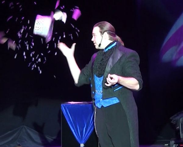 Illusionist lights spectator's head on fire at magicians' festival - Sputnik International