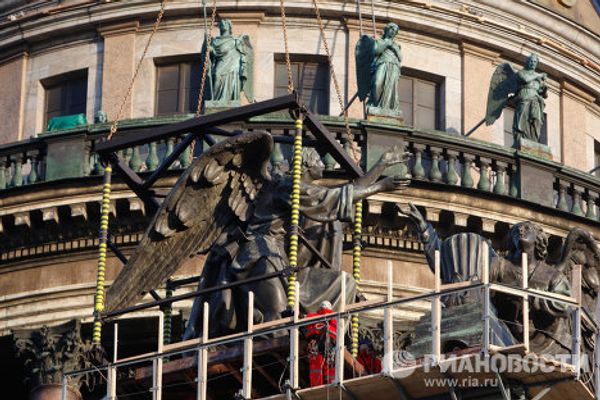 Renovated figures of angels back atop St. Isaac’s in Petersburg - Sputnik International