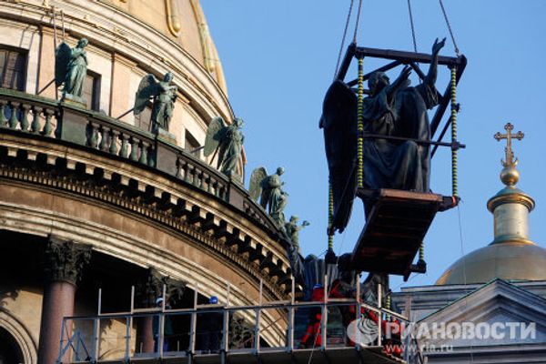 Renovated figures of angels back atop St. Isaac’s in Petersburg - Sputnik International