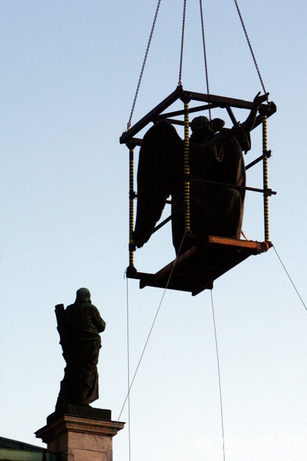 Renovated figures of angels back atop St. Isaac’s in Petersburg - Sputnik International