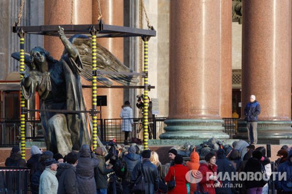 Renovated figures of angels back atop St. Isaac’s in Petersburg - Sputnik International