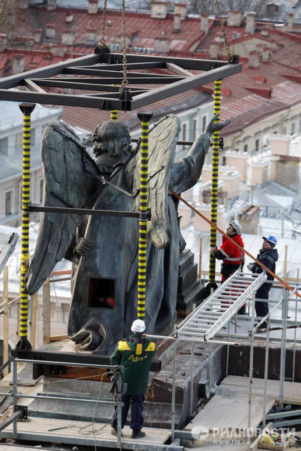 Renovated figures of angels back atop St. Isaac’s in Petersburg - Sputnik International