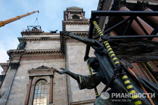 Renovated figures of angels back atop St. Isaac’s in Petersburg - Sputnik International