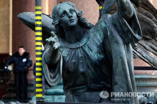 Renovated figures of angels back atop St. Isaac’s in Petersburg - Sputnik International