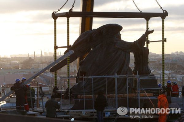 Renovated figures of angels back atop St. Isaac’s in Petersburg - Sputnik International
