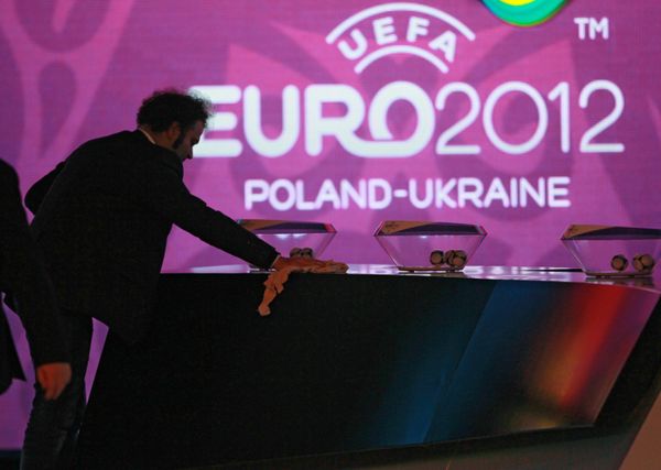 Russians Might Fly for Free to Euro 2012  - Sputnik International