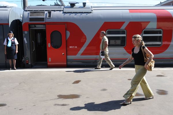The state-run Russian Railways (RZhD) kicked off a regular direct train service between Moscow and Paris on Tuesday with much fanfare, hailing it a testament to Franco-Russian cooperation. The state-run Russian Railways (RZhD) kicked off a regular direct train service between Moscow and Paris on Tuesday with much fanfare, hailing it a testament to Franco-Russian cooperation. - Sputnik International
