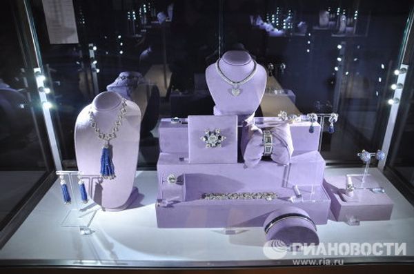 Elizabeth Taylor’s splendor: outfits and diamonds on display in New York - Sputnik International