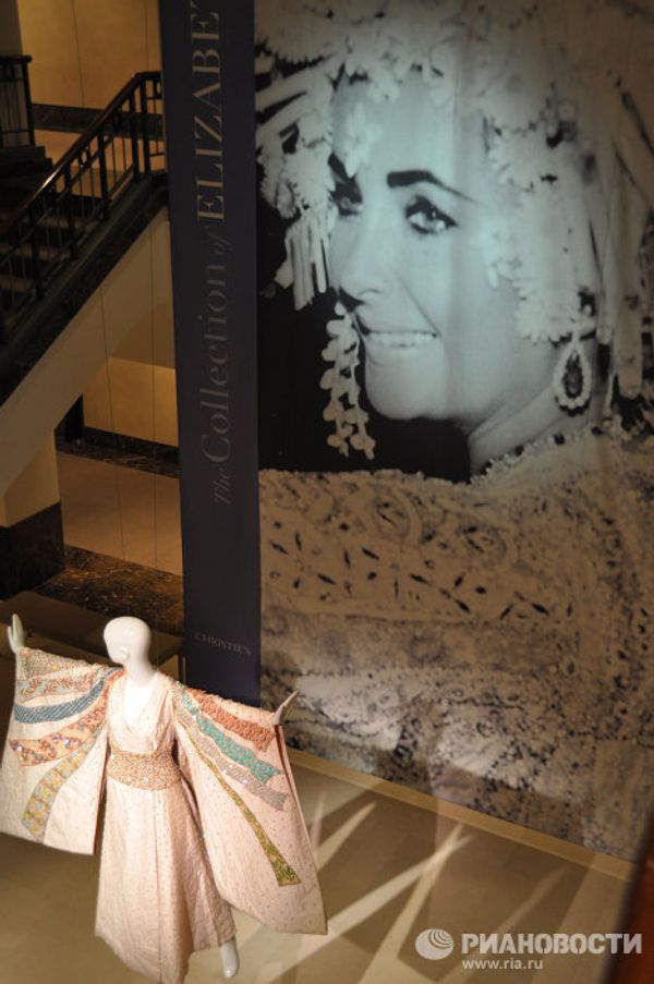 Elizabeth Taylor’s splendor: outfits and diamonds on display in New York - Sputnik International