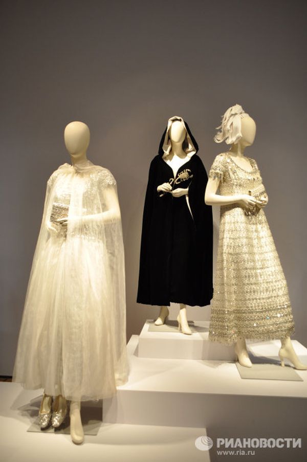 Elizabeth Taylor’s splendor: outfits and diamonds on display in New York - Sputnik International