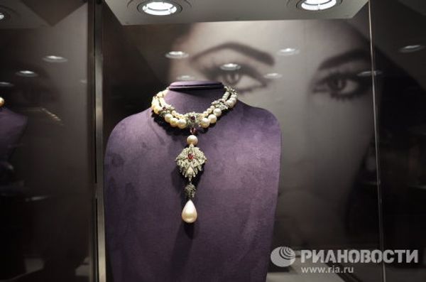 Elizabeth Taylor’s splendor: outfits and diamonds on display in New York - Sputnik International