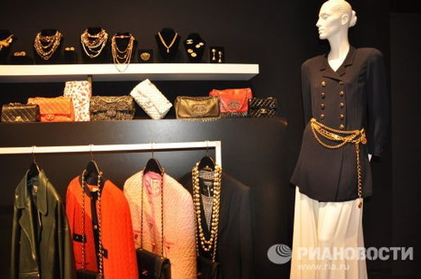 Elizabeth Taylor’s splendor: outfits and diamonds on display in New York - Sputnik International