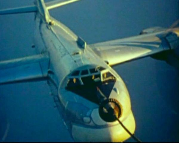 Rare footage shows Russian strategic missile carriers in mid-air - Sputnik International