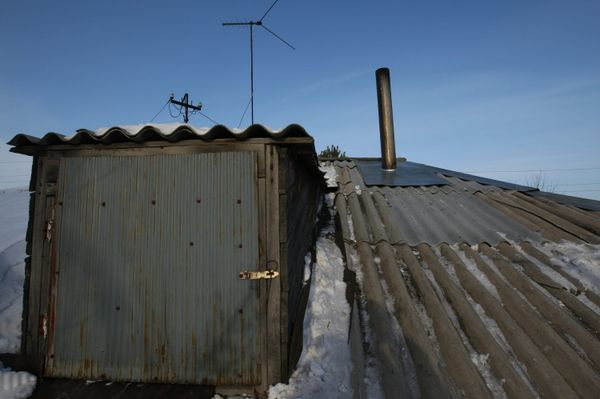 Owner of house hit by satellite fixes roof himself amid compensation snag Owner of house hit by satellite fixes roof himself amid compensation snag - Sputnik International