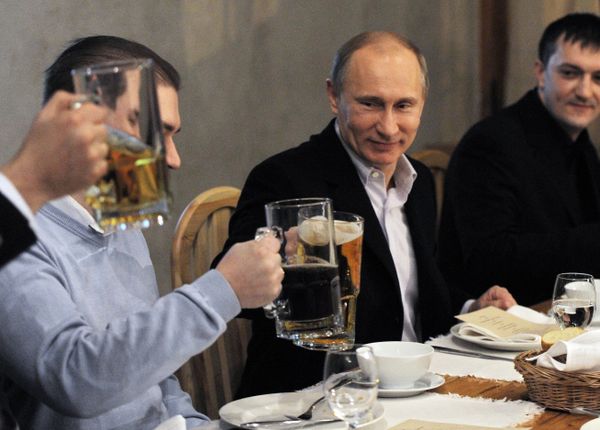 Putin Meets with Football Fans over Mug of Beer - Sputnik International
