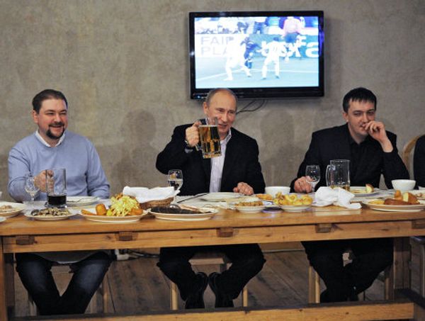 Putin Meets with Football Fans over Mug of Beer Putin Meets with Football Fans over Mug of Beer - Sputnik International