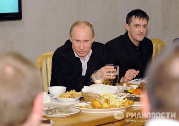 Putin Meets with Football Fans over Mug of Beer Putin Meets with Football Fans over Mug of Beer - Sputnik International