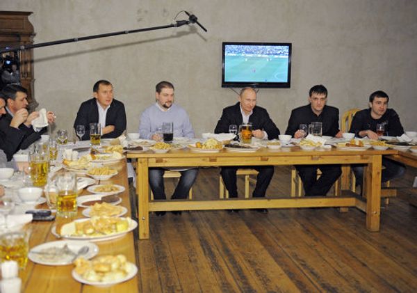 Putin Meets with Football Fans over Mug of Beer Putin Meets with Football Fans over Mug of Beer - Sputnik International