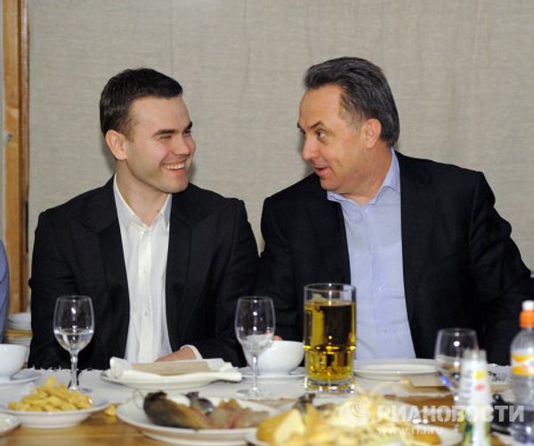 Putin Meets with Football Fans over Mug of Beer Putin Meets with Football Fans over Mug of Beer - Sputnik International