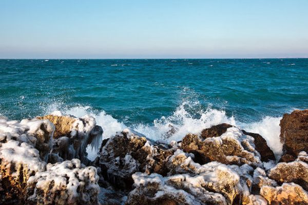 Icy beaches and frozen waves: Sevastopol's freakish winter - Sputnik International