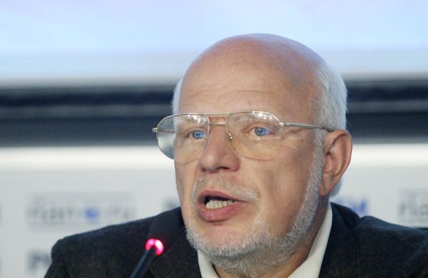 Mikhail Fedotov, the head of the human rights council under Russian President Vladimir Putin, thinks that it is very important to restore normal economic relations in Ukraine's eastern regions - Sputnik International