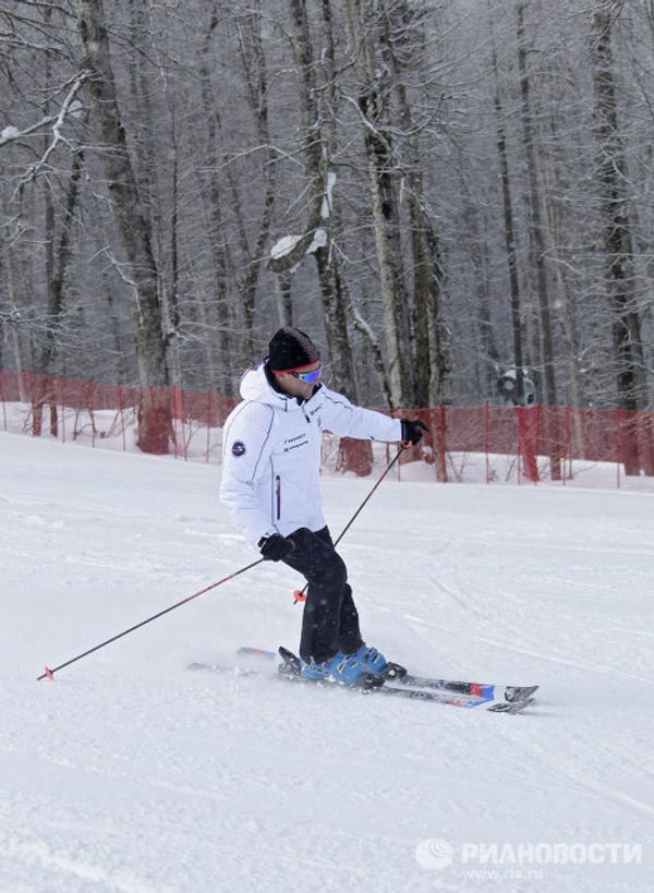 Dmitry Medvedev visits ski resort - Sputnik International
