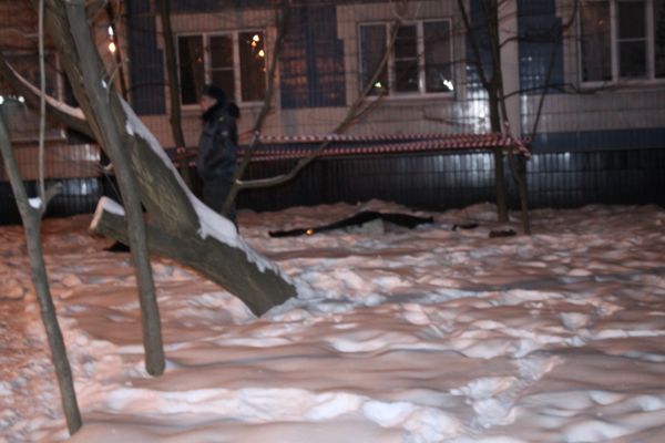 15-year-old teenage boy jumped out of the window of an apartment house in Moscow - Sputnik International