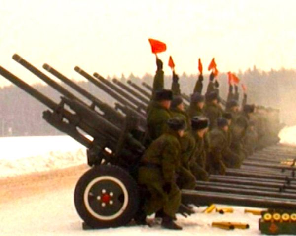 Soldiers Practice Launching Wreaths and Lace for February 23 Fireworks  - Sputnik International
