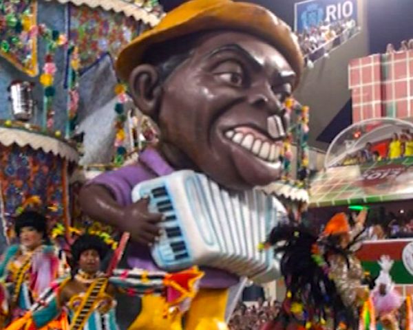 Brazilians dance the samba on a three-story crown at the Rio Carnival - Sputnik International