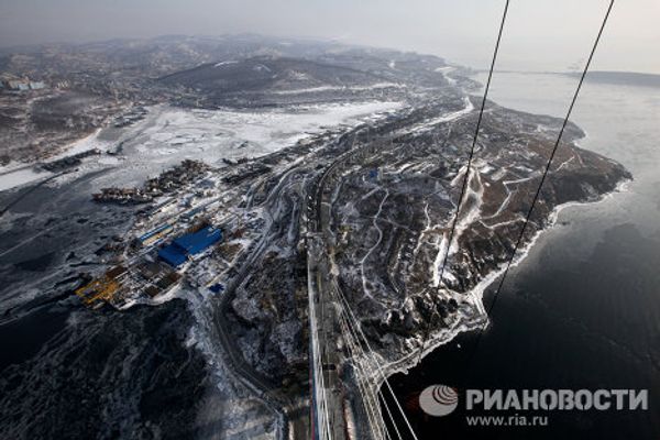 Construction of the world's largest cable-stayed bridge to Russky Island - Sputnik International