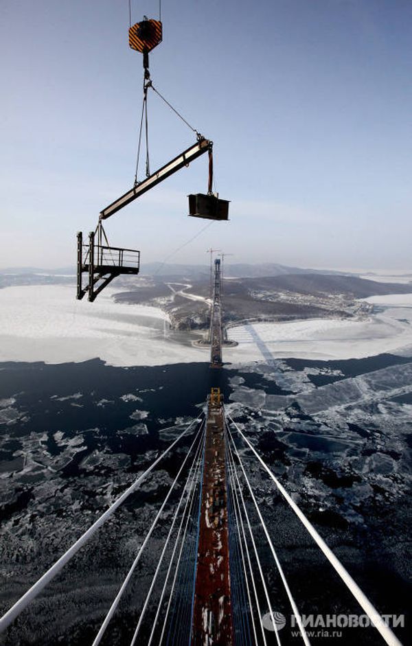 Construction of the world's largest cable-stayed bridge to Russky Island - Sputnik International