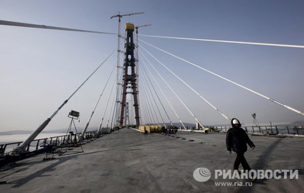 Construction of the world's largest cable-stayed bridge to Russky Island - Sputnik International