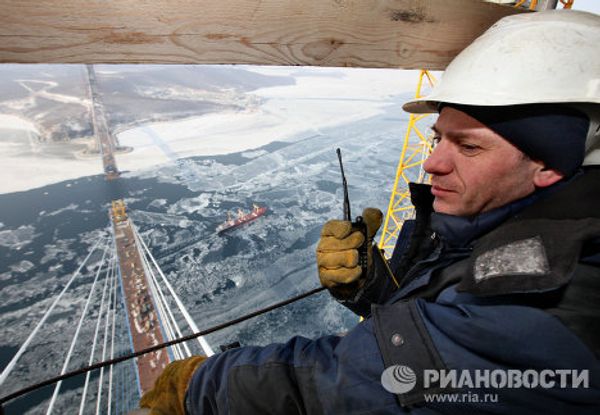 Construction of the world's largest cable-stayed bridge to Russky Island - Sputnik International