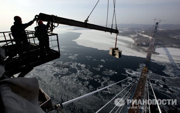 Construction of the world's largest cable-stayed bridge to Russky Island - Sputnik International