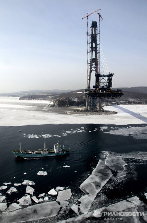 Construction of the world's largest cable-stayed bridge to Russky Island - Sputnik International