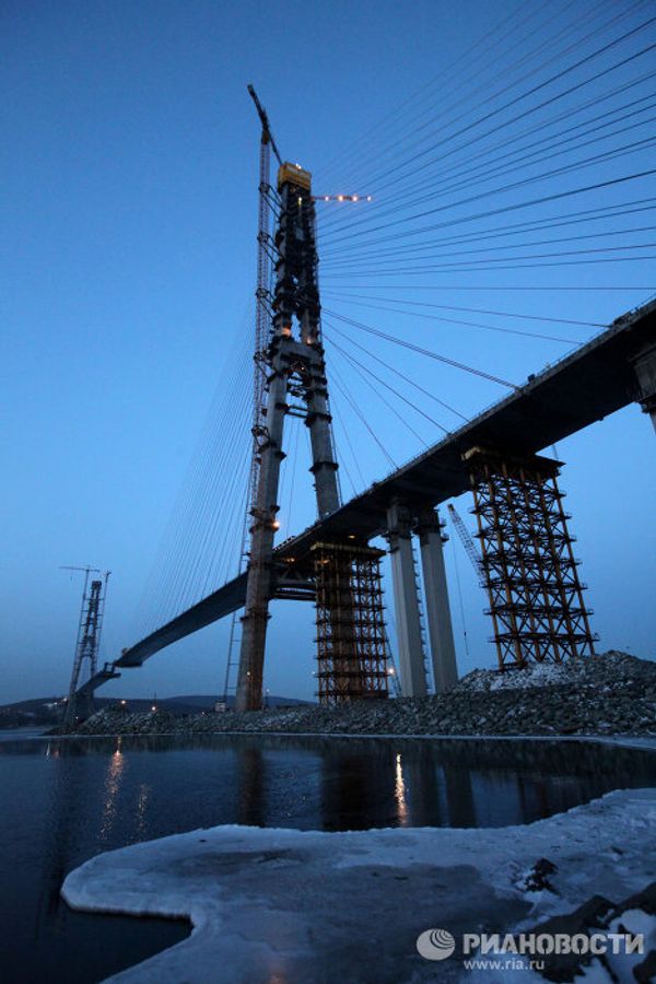 Construction of the world's largest cable-stayed bridge to Russky Island - Sputnik International