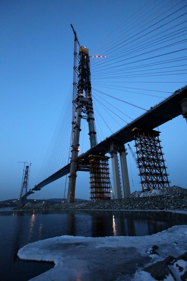 Construction of the world's largest cable-stayed bridge to Russky Island - Sputnik International
