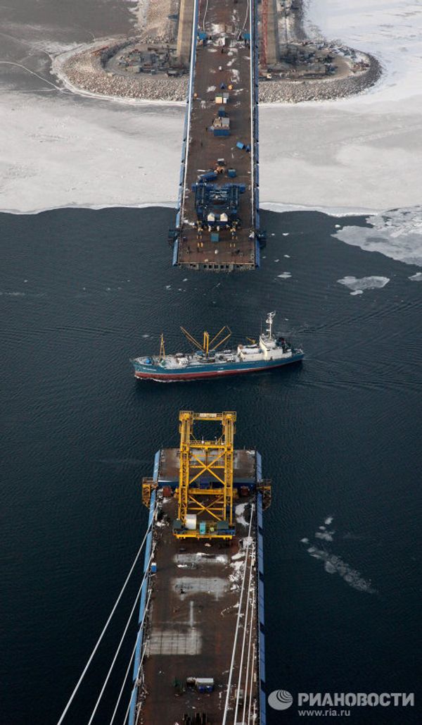 Construction of the world's largest cable-stayed bridge to Russky Island - Sputnik International