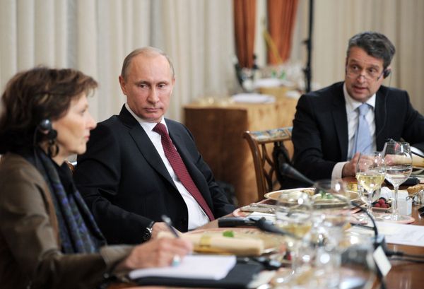 Russian Prime Minister Vladimir Putin at a meeting with editors-in-chief of leading Western newspapers in his Novo-Ogaryovo residence near Moscow - Sputnik International