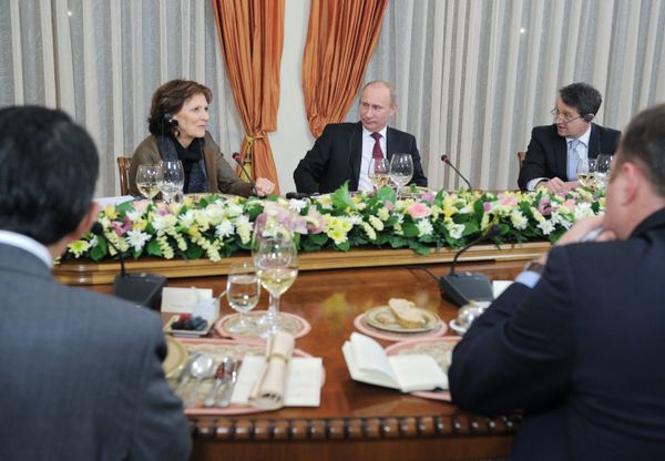 Russian Prime Minister Vladimir Putin at a meeting with editors-in-chief of leading Western newspapers in his Novo-Ogaryovo residence near Moscow - Sputnik International