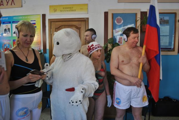 Semi-Nude Ice Swimmers Vote in Siberia Semi-Nude Ice Swimmers Vote in Siberia - Sputnik International