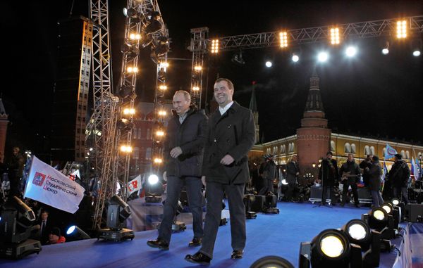 Vladimir Putin and Dmitry Medvedev in downtown Moscow - Sputnik International