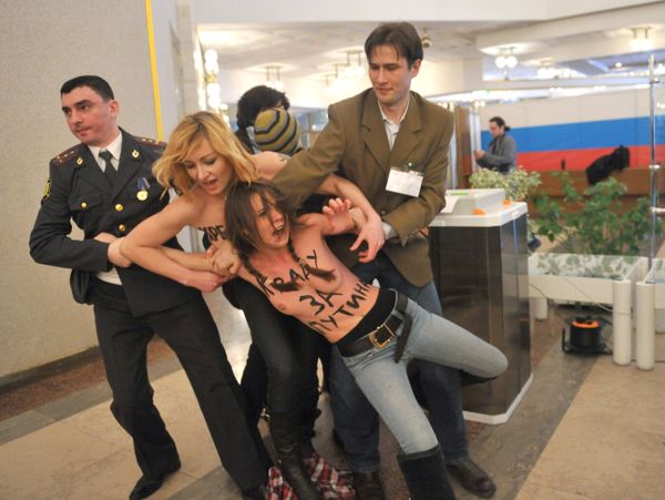 A magistrate’s court in Moscow sentenced three activists of Ukraine’s Femen movement to administrative arrests for a semi-nude scene at a polling station in Moscow - Sputnik International