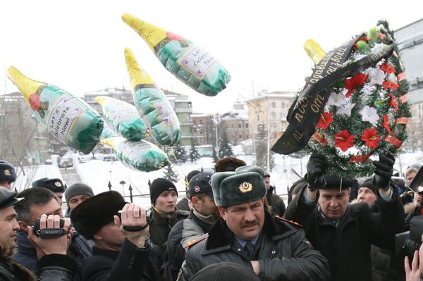 About 100 people held a picket outside Tatarstan’s Interior Ministry headquarters on Thursday, demanding the dismissal of the republic’s interior minister, Mayak radio reported. About 100 people held a picket outside Tatarstan’s Interior Ministry headquarters on Thursday, demanding the dismissal of the republic’s interior minister, Mayak radio reported. - Sputnik International