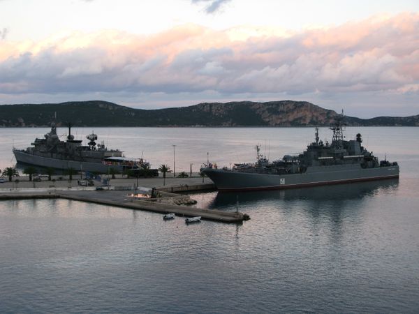 Caesar Kunikov amphibious landing ship and greek frigate - Sputnik International