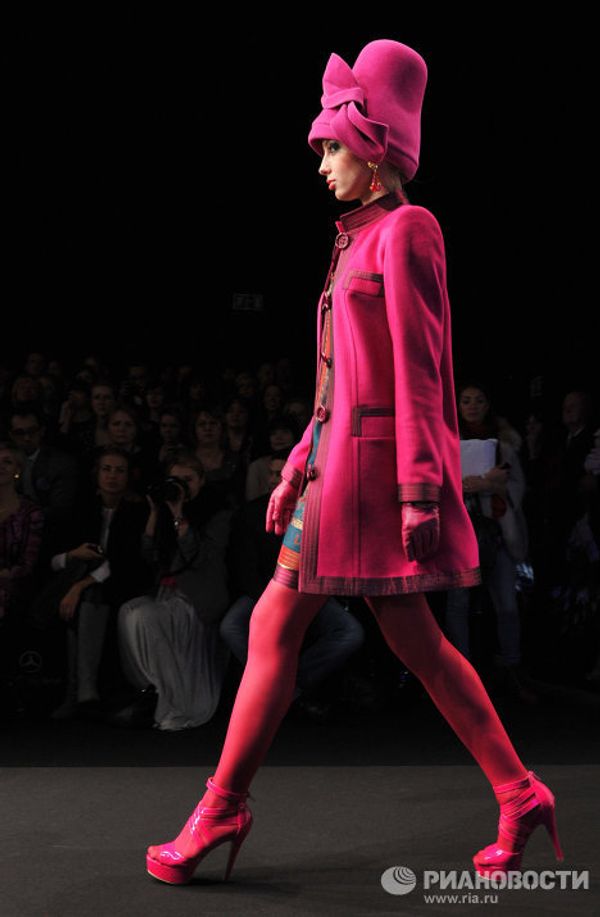 Bowlers, quilted jackets showcased at Mercedes-Benz Fashion Week Russia - Sputnik International