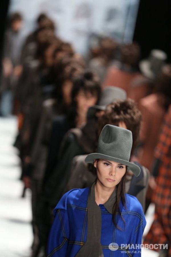 Bowlers, quilted jackets showcased at Mercedes-Benz Fashion Week Russia - Sputnik International
